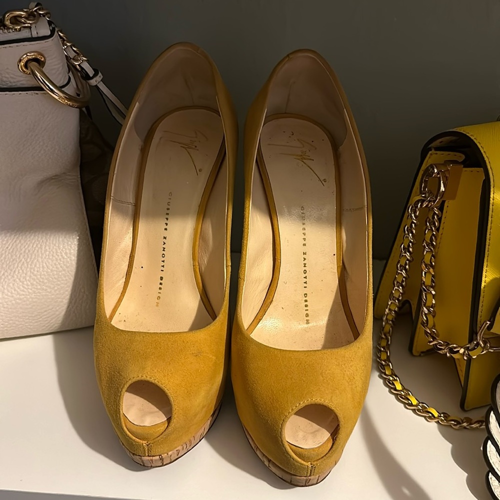 Good Condition. The Color Is More Like Mustard Ye… - image 1